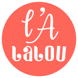 Logo L'Atelier Lalou, rond corail avec texte stylisé blanc